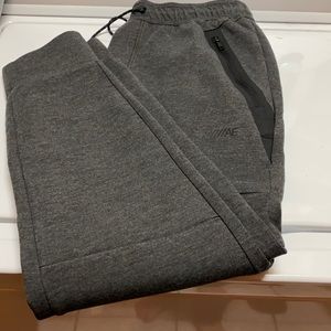 Men’s size Medium American Eagle Joggers. Dark gray with black zipper pockets.